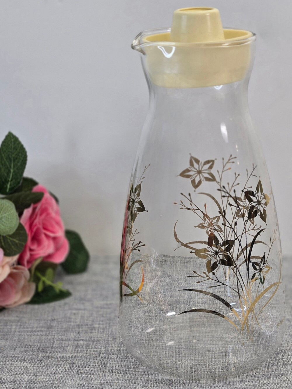 Vintage PYREX Glass 48 oz Juice Carafe Floral Atomic w/Plastic Lid Made In USA